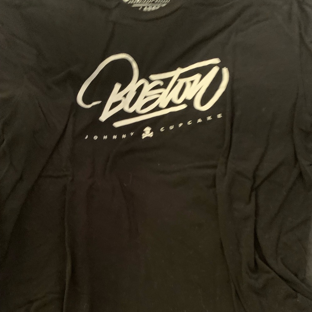 XL Johnny Cupcakes t - used/worn.